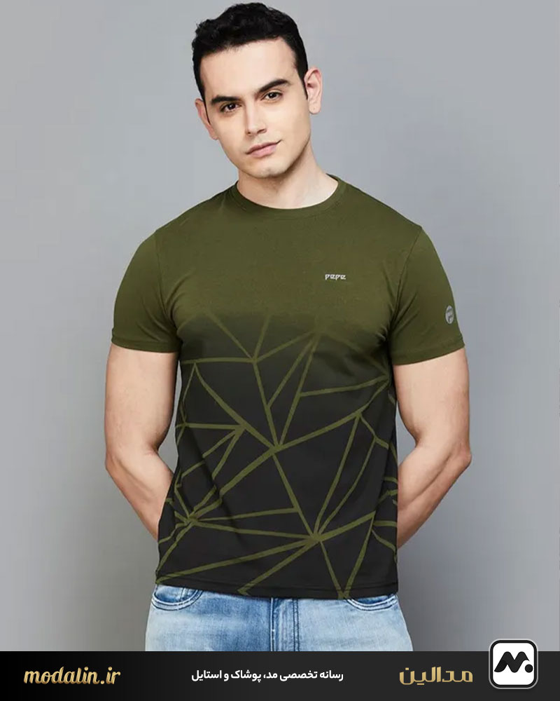 ترکیب تیشرت طرح‌دار با شلوار جین زاپ‌دار