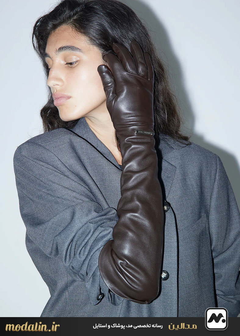 دستکش چرمی روی لباس رسمی یا کت و دامن