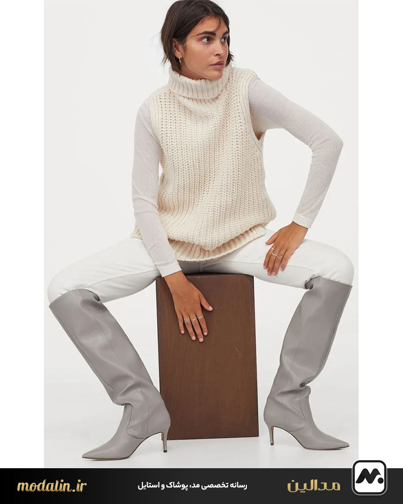 بوت زنانه طوسی با شلوار جین سفید