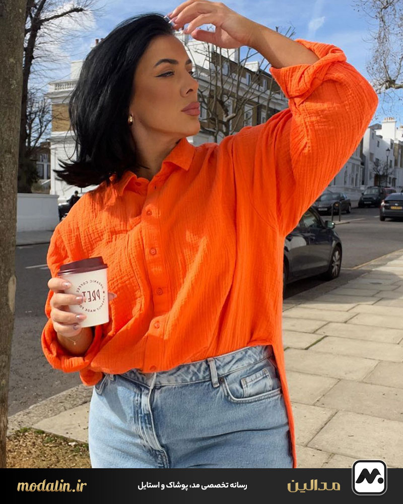 ترکیب شلوار جین با لباس نارنجی؛ کژوال اما جذاب