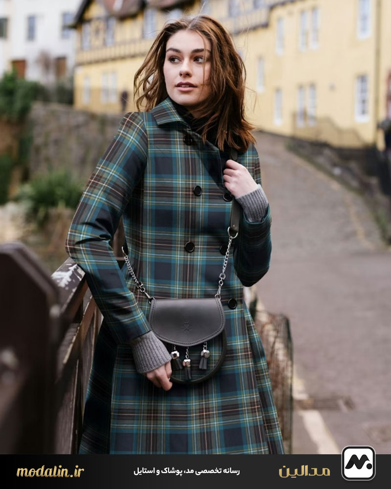 برای استایل رسمیتر، مانتو چهارخانه با رنگهای تیره و خنثی برگزینید.