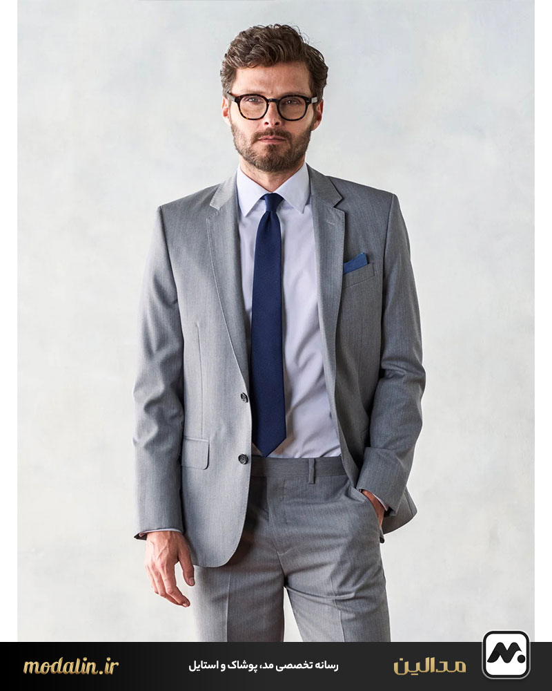 کت و شلوار طوسی با پیراهن سفید