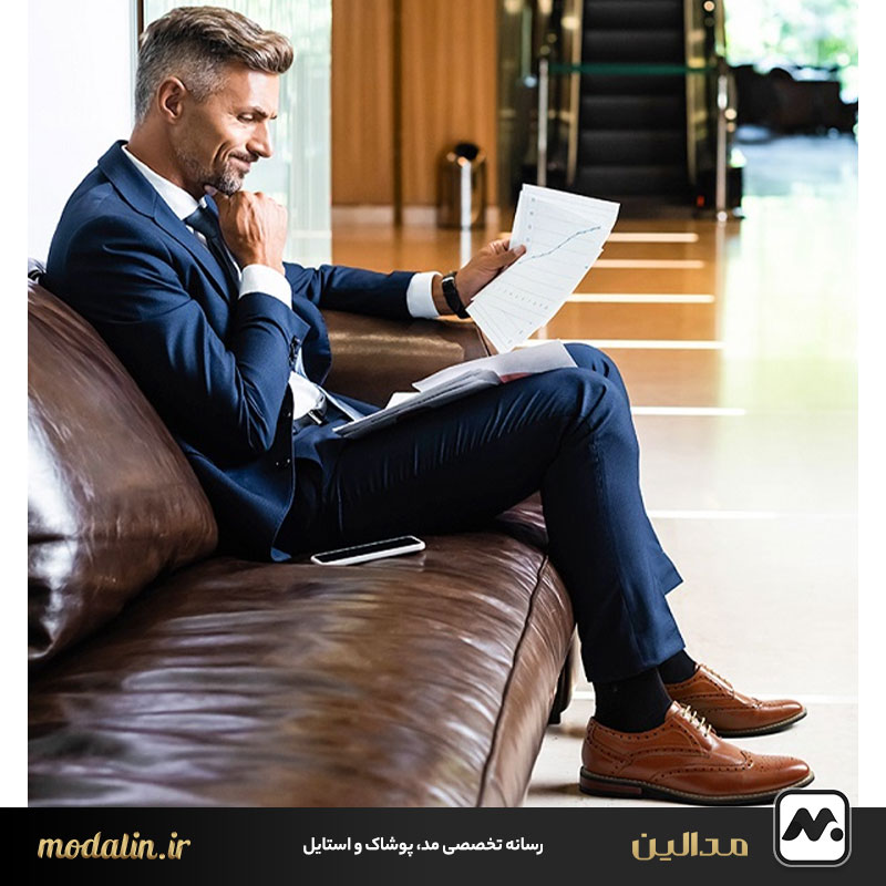کفش قهوه‌ای با کت و شلوار سورمه‌ای